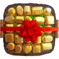 Beautiful Artistic Designer Chocolate Gift Basket With Bow ST1115