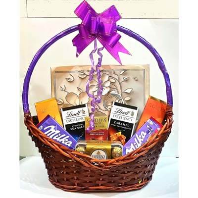 LA CHOCOALLURE Warm Hut Hamper Basket Best Chocolate Gift Hamper For  Occasions : Amazon.in: Grocery & Gourmet Foods