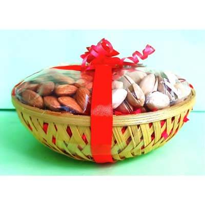 How To Gift Basket for Makeup / karwachauth / Wedding / Diwali / Festivals  / Chocolate - YouTube