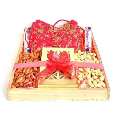 Luxurious Gourmet Gift Basket: Order Flowers Online | Interflora India
